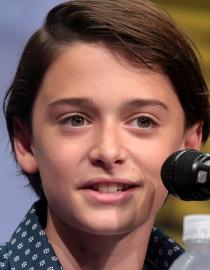 Noah Schnapp Par Gage Skidmore, CC BY-SA 3.0, https://commons.wikimedia.org/w/index.php?curid=61342336